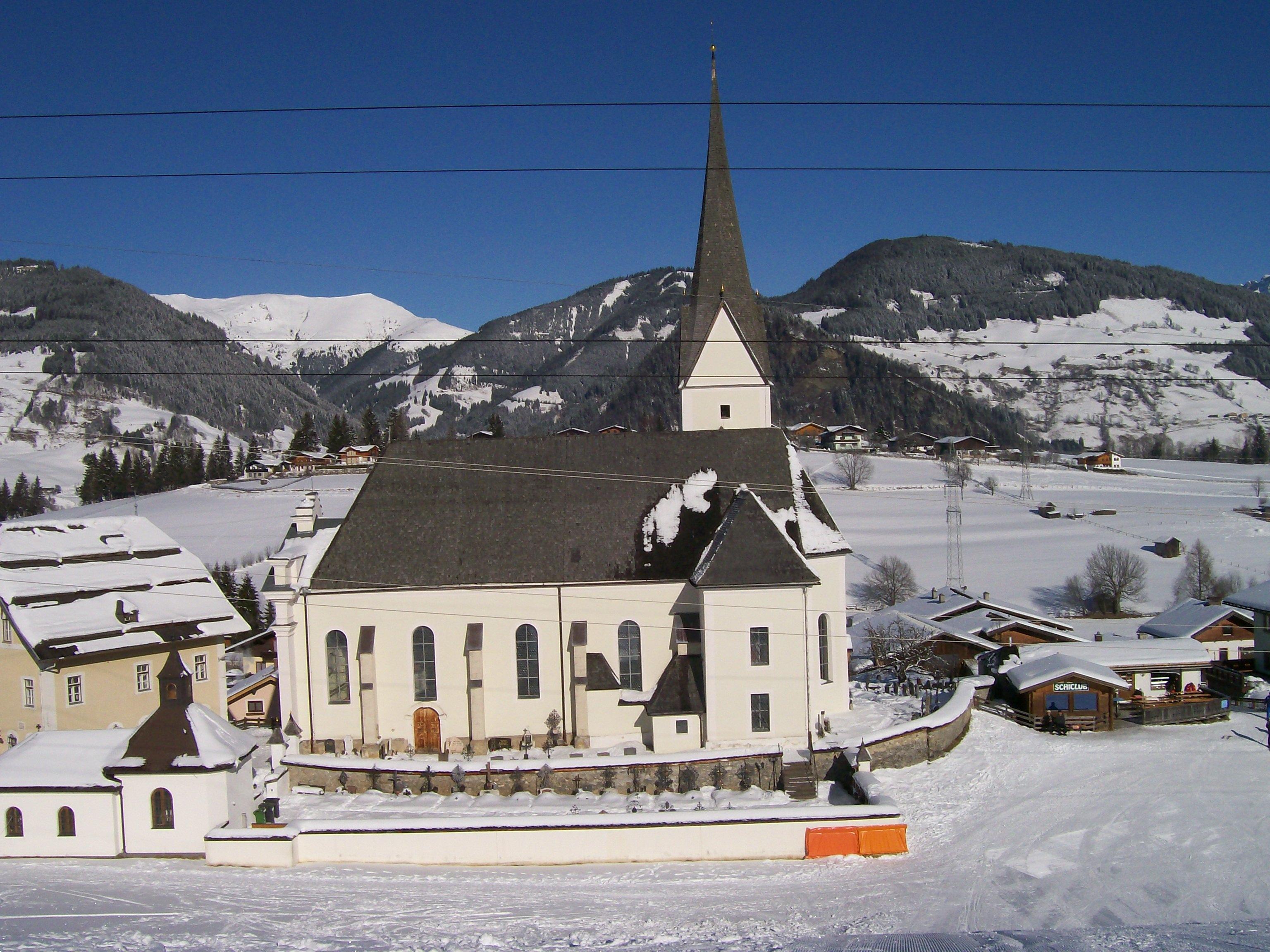 Kath. Pfarrkirche hl. Laurentius und Friedhof